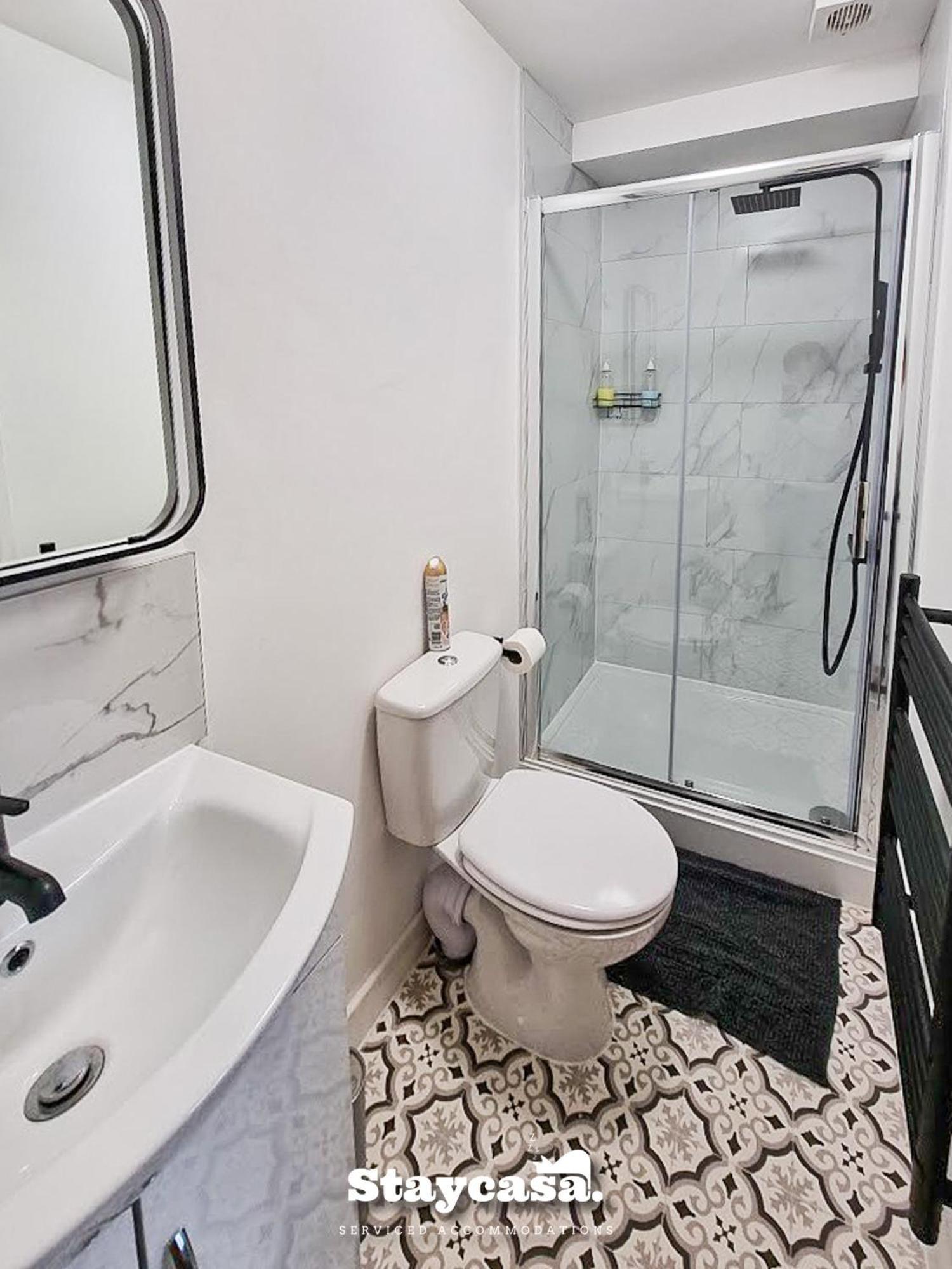 Delightful Spacious Haven With Large Driveway مانشستر المظهر الخارجي الصورة