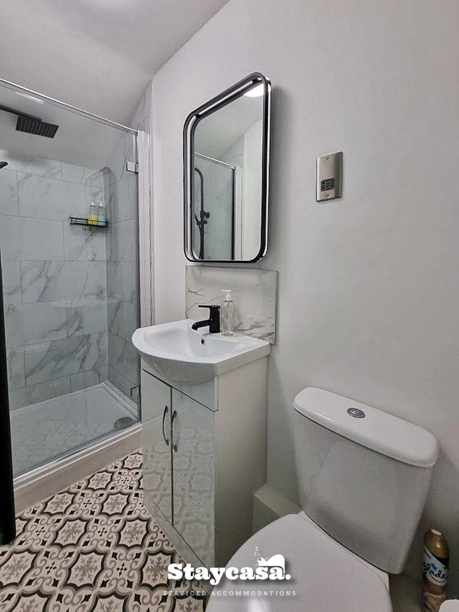 Delightful Spacious Haven With Large Driveway مانشستر المظهر الخارجي الصورة
